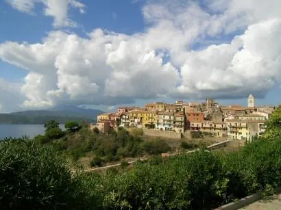 L’antico borgo dei minatori, la Vantina, i tesori del Polluce