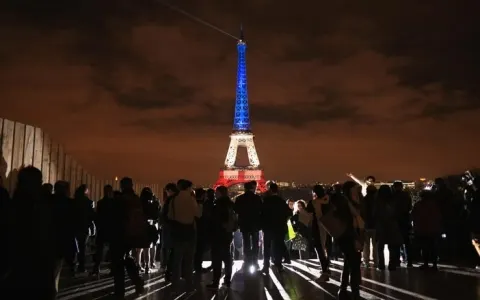 Portoferraio commemora le vittime della strage di Parigi