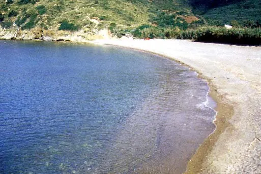 Dove il mare si innamora delle pietre rosse