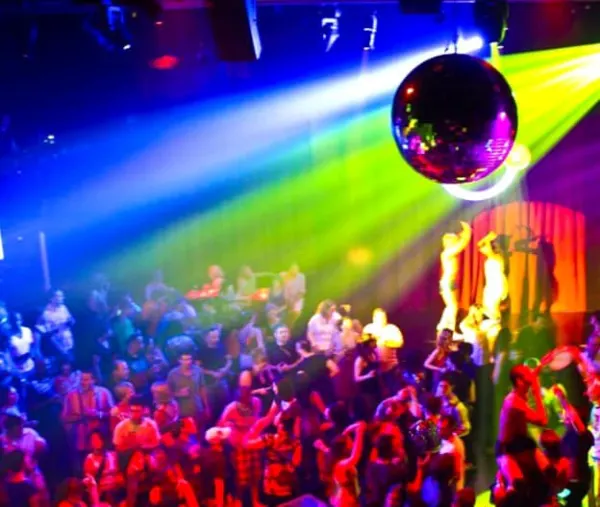 Discoteca in piazza dirige DJ Dave
