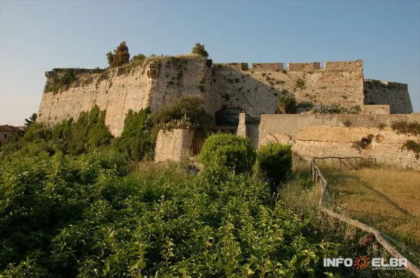 Forte d'attacco verso terra e due passaggi segreti