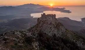 Trekking alla Fortezza del Volterraio con visita guidata 