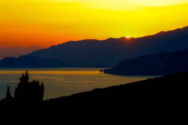 Il sole tramonta e si illumina la notte